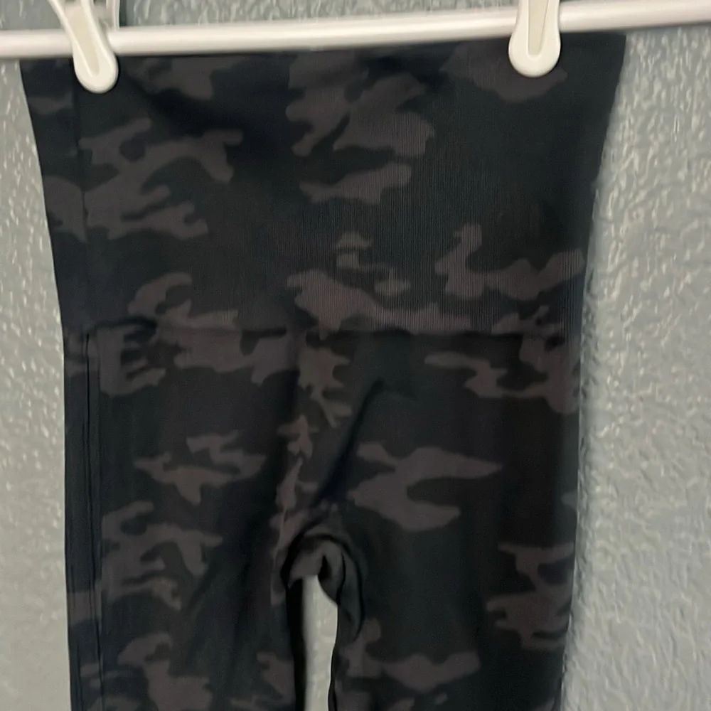 Spanx// Look at me now leggings black and gray camo size small